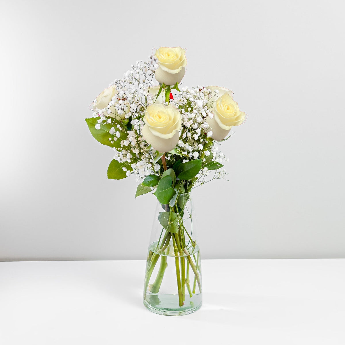 Arreglo con 6 rosas en florero modelo gélida, rosas blancas