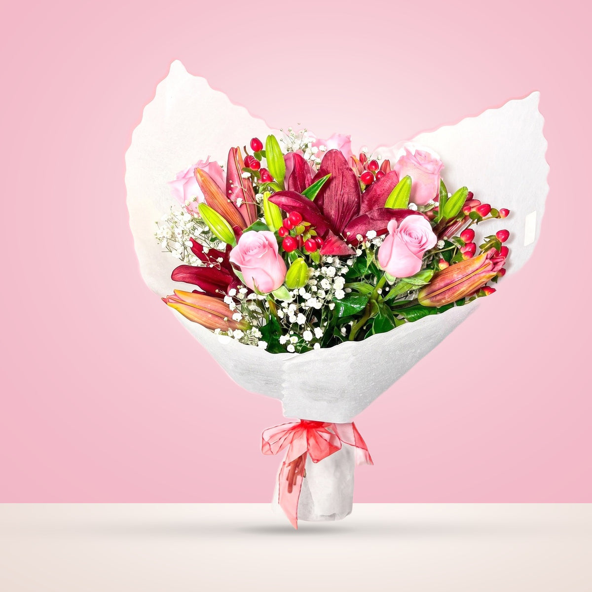 Ramo con 6 rosas rosadas y liliums