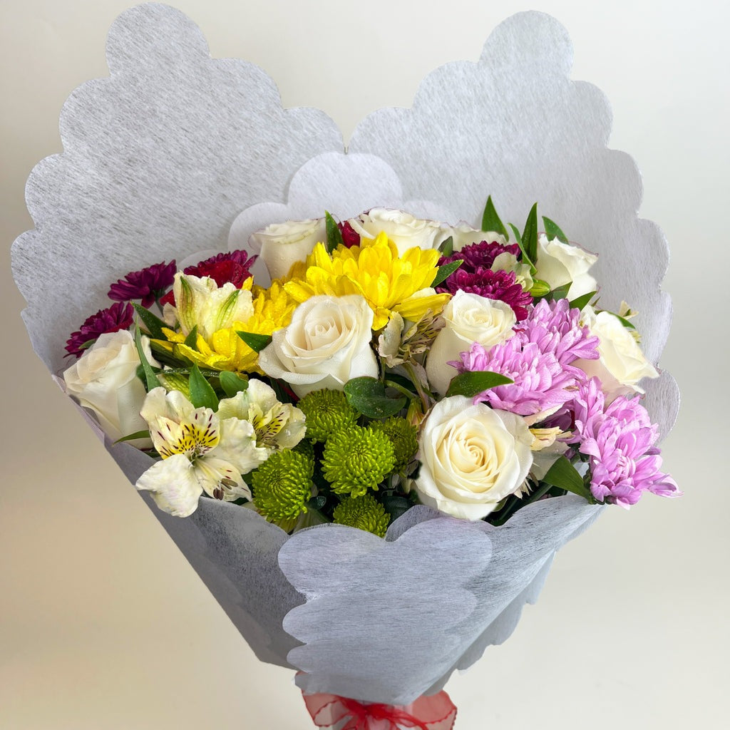 Ramo con 10 rosas y flores variadas, rosas blancas