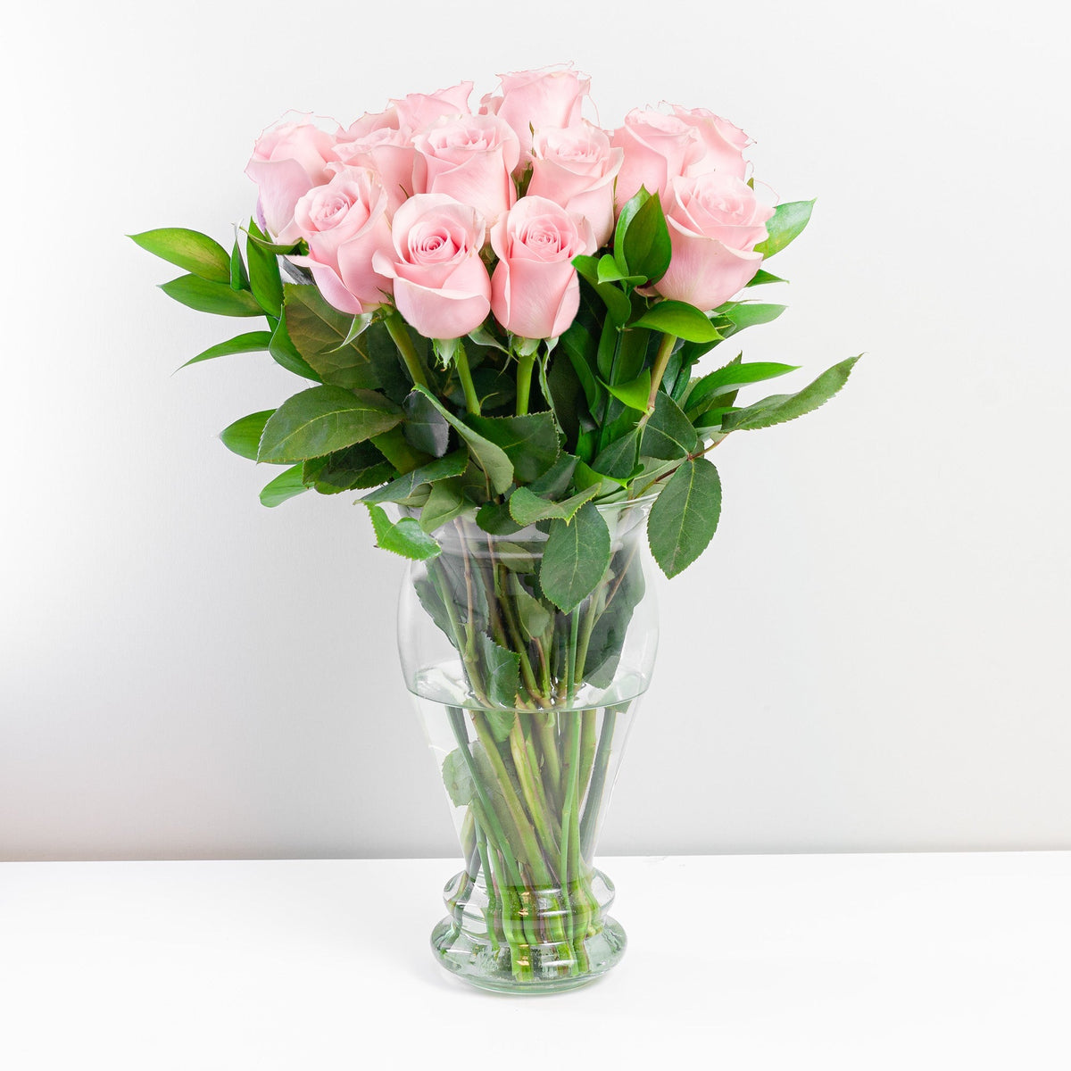 Arreglo con 15 rosas en florero modelo europeo, rosas rosadas