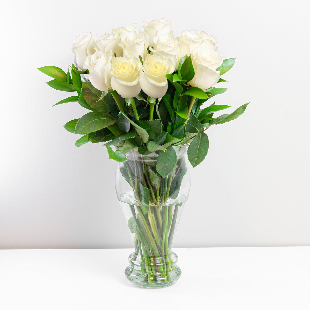 Arreglo con 15 rosas en florero modelo europeo, rosas blancas