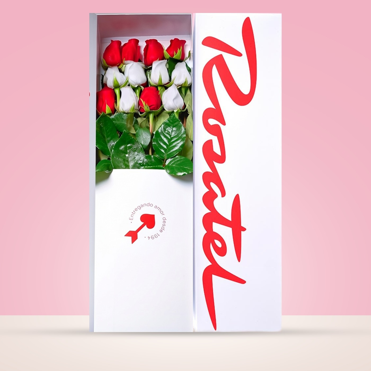 Caja blanca Rosatel con 12 rosas rojas y blancas