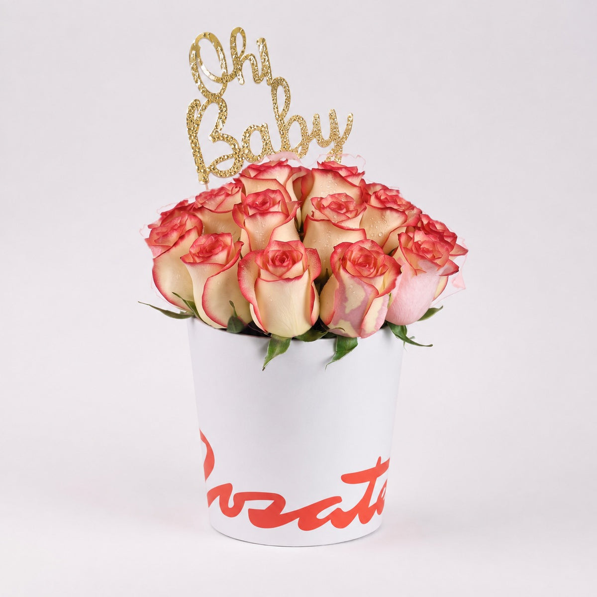 Sombrerera blanca mediana con 21 rosas y varilla Oh Baby, rosas blush (crema con borde rojo)