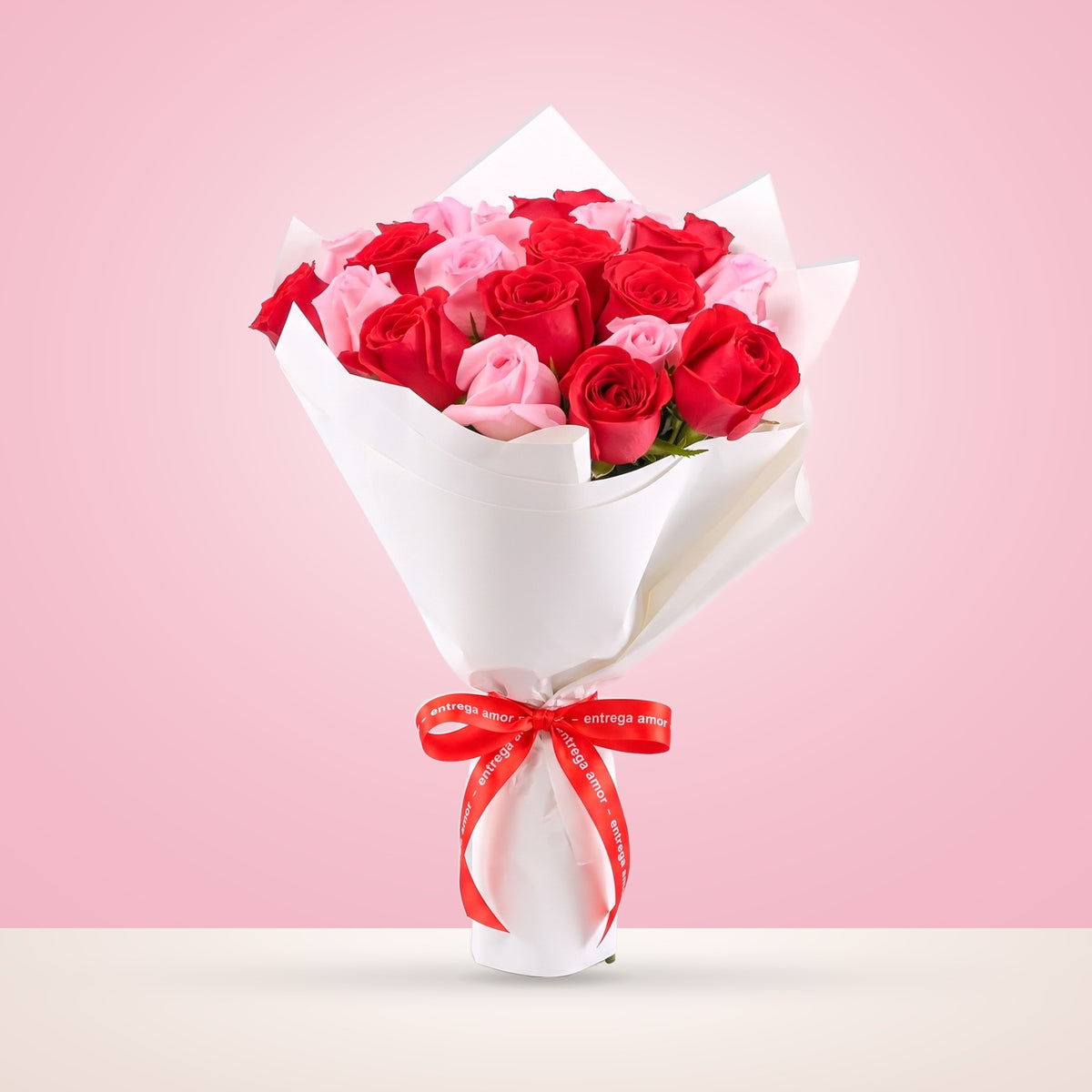 Ramo con 25 rosas rojas y rosadas, de pie
