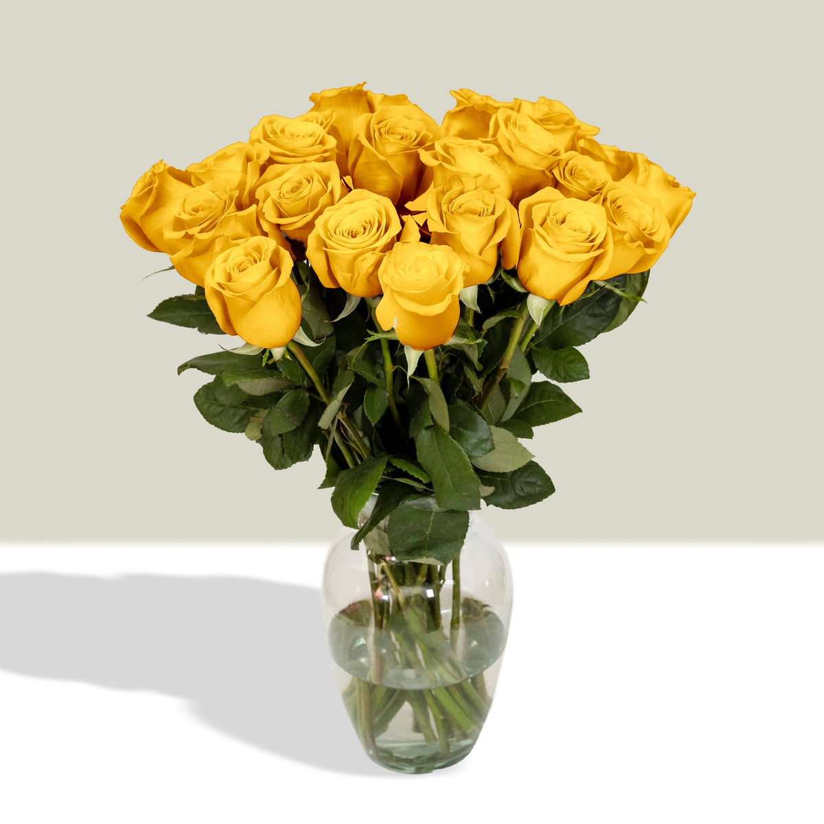 Arreglo con 24 rosas en florero samaritano, rosas amarillas