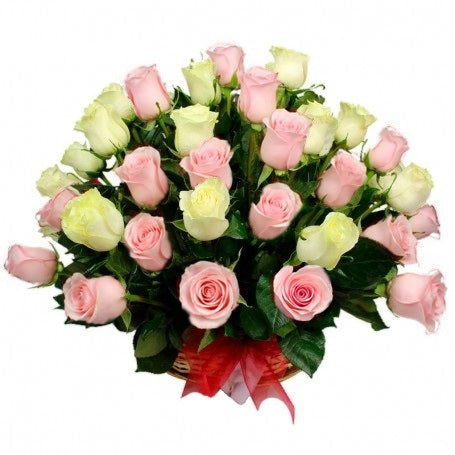 Canasta con 40 rosas en dos colores, rosas blancas y rosadas