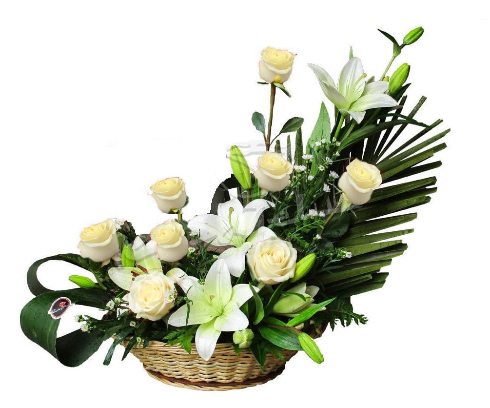 Canasta plato con 8 rosas y liliums, rosas blancas