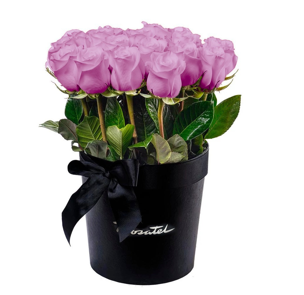 Sombrerera negra grande con 25 rosas y cinta negra, rosas lila