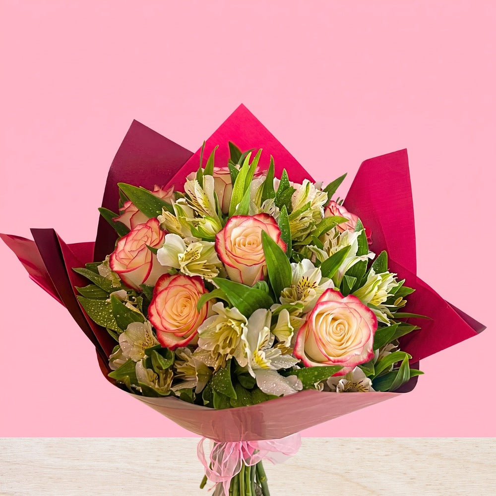 Ramo con 8 rosas y astromelia en papel coreano, rosas blush (crema con borde rojo)