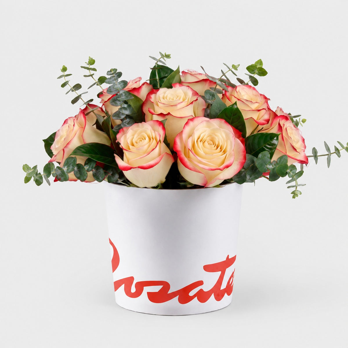 Sombrerera blanca mediana con 12 rosas y eucalipto, rosas blush (crema con borde rojo)
