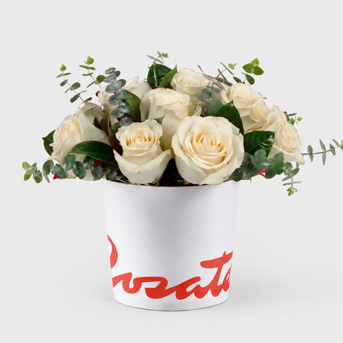 Sombrerera blanca mediana con 12 rosas y eucalipto, rosas blancas