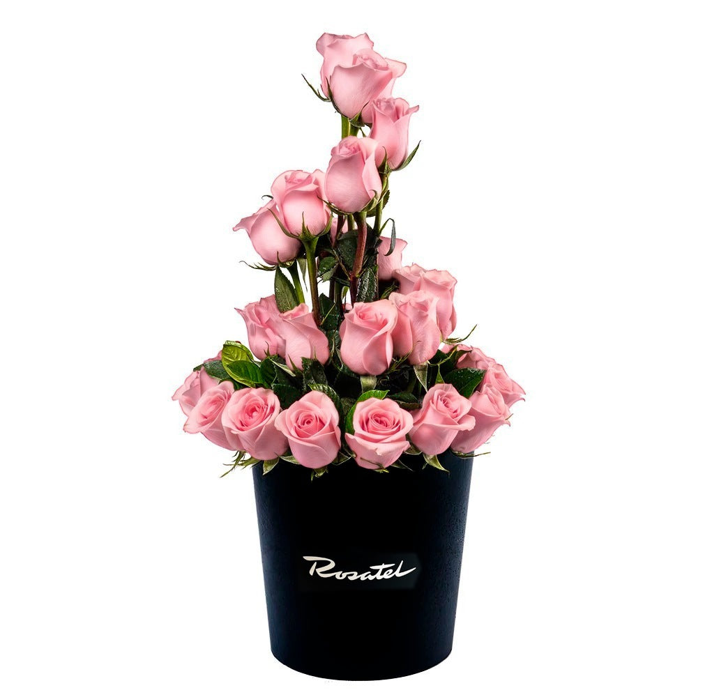 Sombrerera negra grande con 30 rosas, rosas rosadas