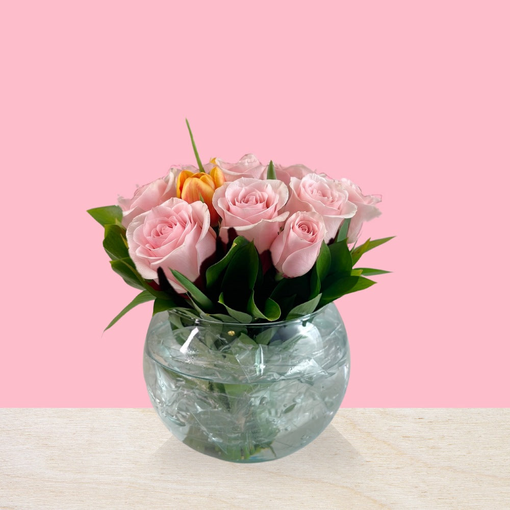Arreglo con 9 rosas y 8 tulipanes variados en pecera mediana, rosas rosadas
