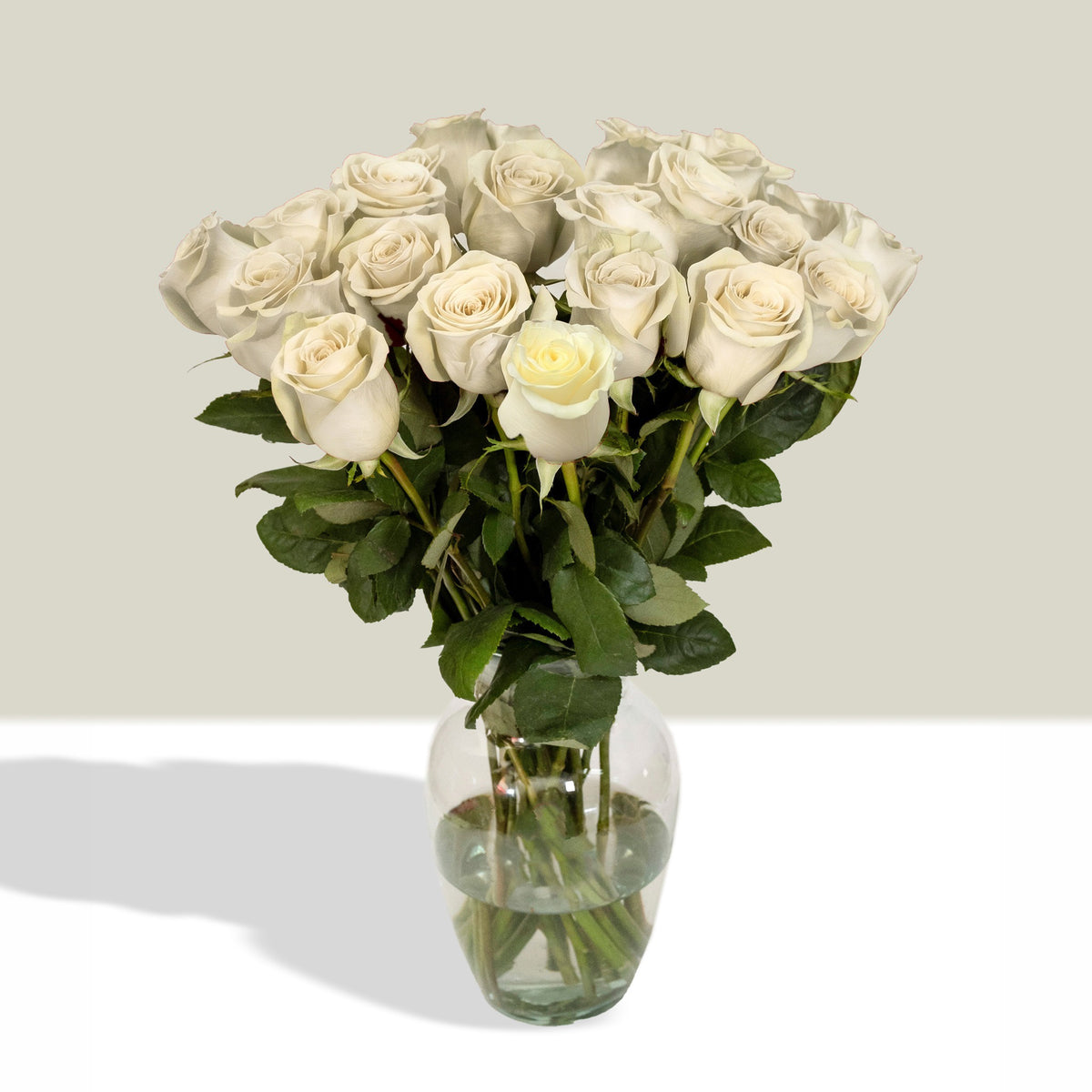 Arreglo con 24 rosas en florero samaritano, rosas blancas