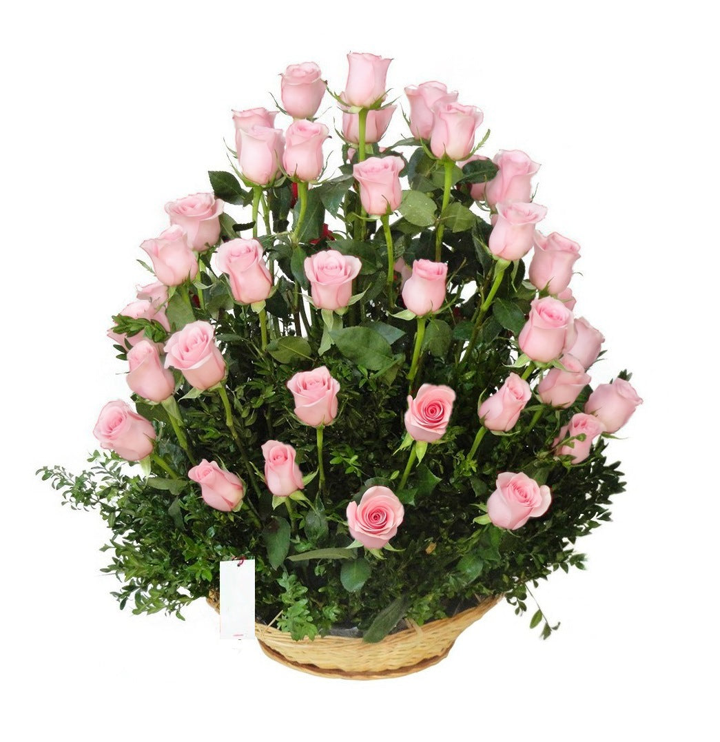 Canasta plato con 50 rosas, rosas rosadas