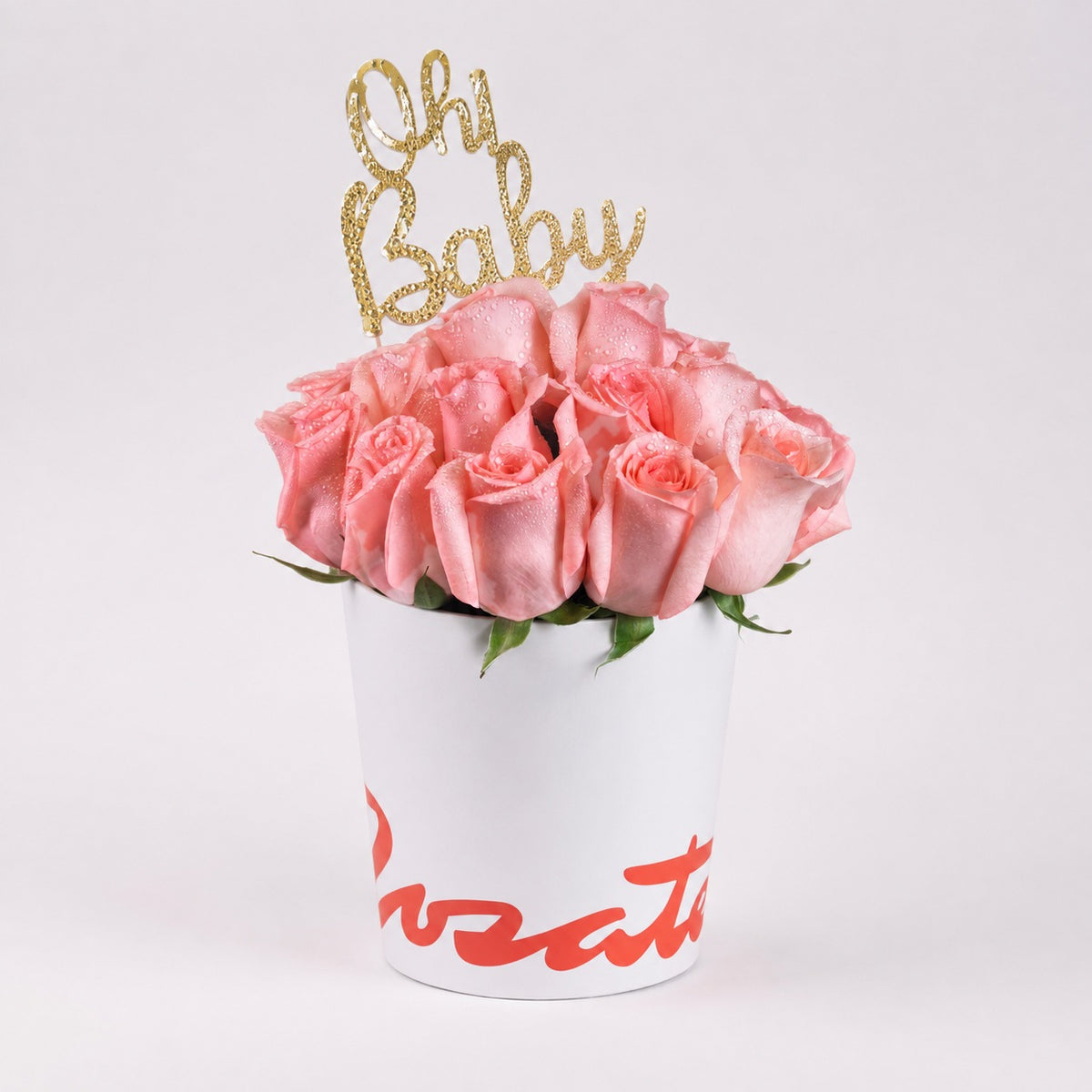 Sombrerera blanca mediana con 21 rosas y varilla Oh Baby, rosas rosadas