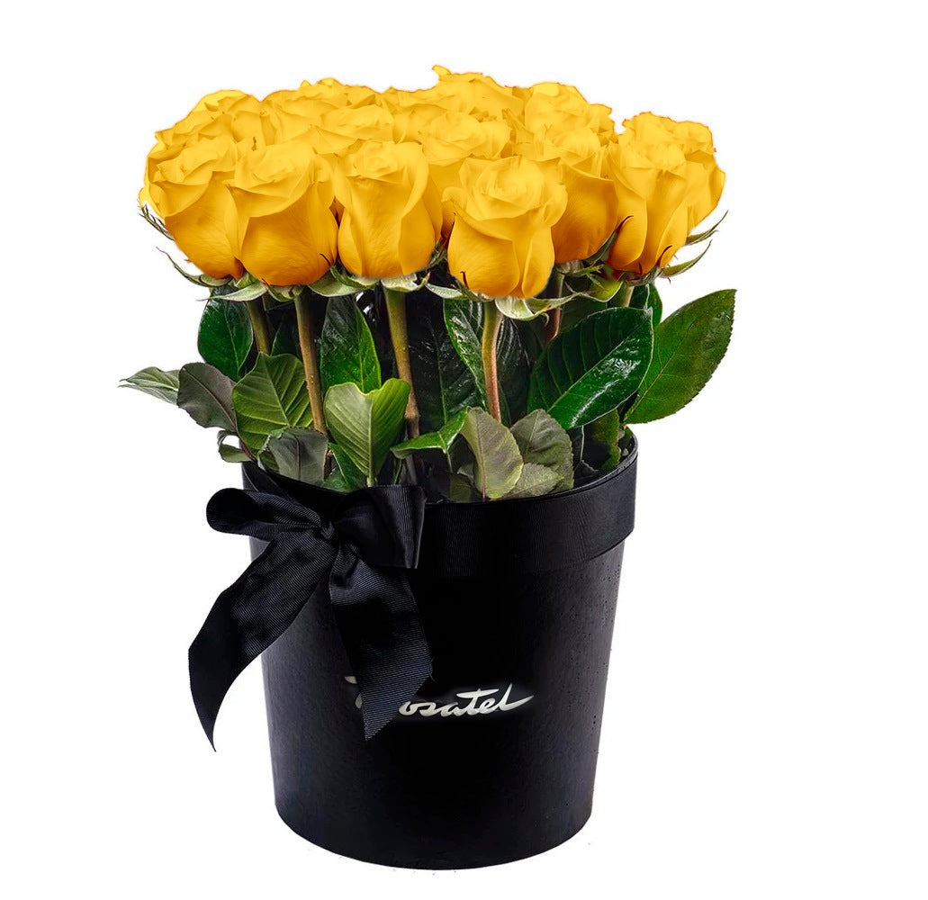 Sombrerera negra grande con 25 rosas y cinta negra, rosas amarillas