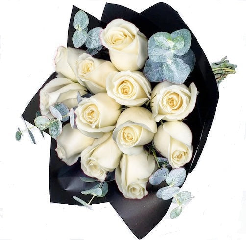 Ramo con 12 rosas y eucaliptus, rosas blancas