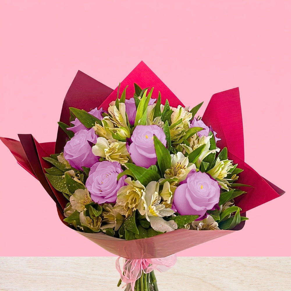 Ramo con 8 rosas y astromelia en papel coreano, rosas lila