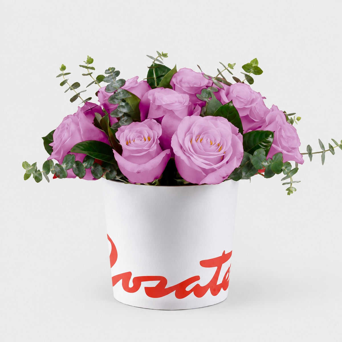 Sombrerera blanca mediana con 12 rosas y eucalipto, rosas lila