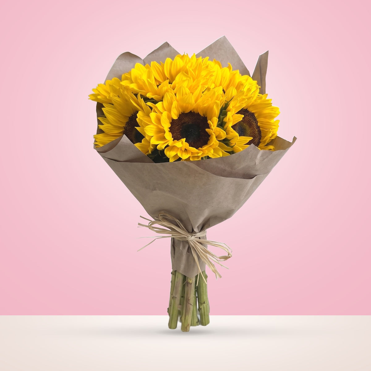Ramo con 8 girasoles en papel kraft, de pie