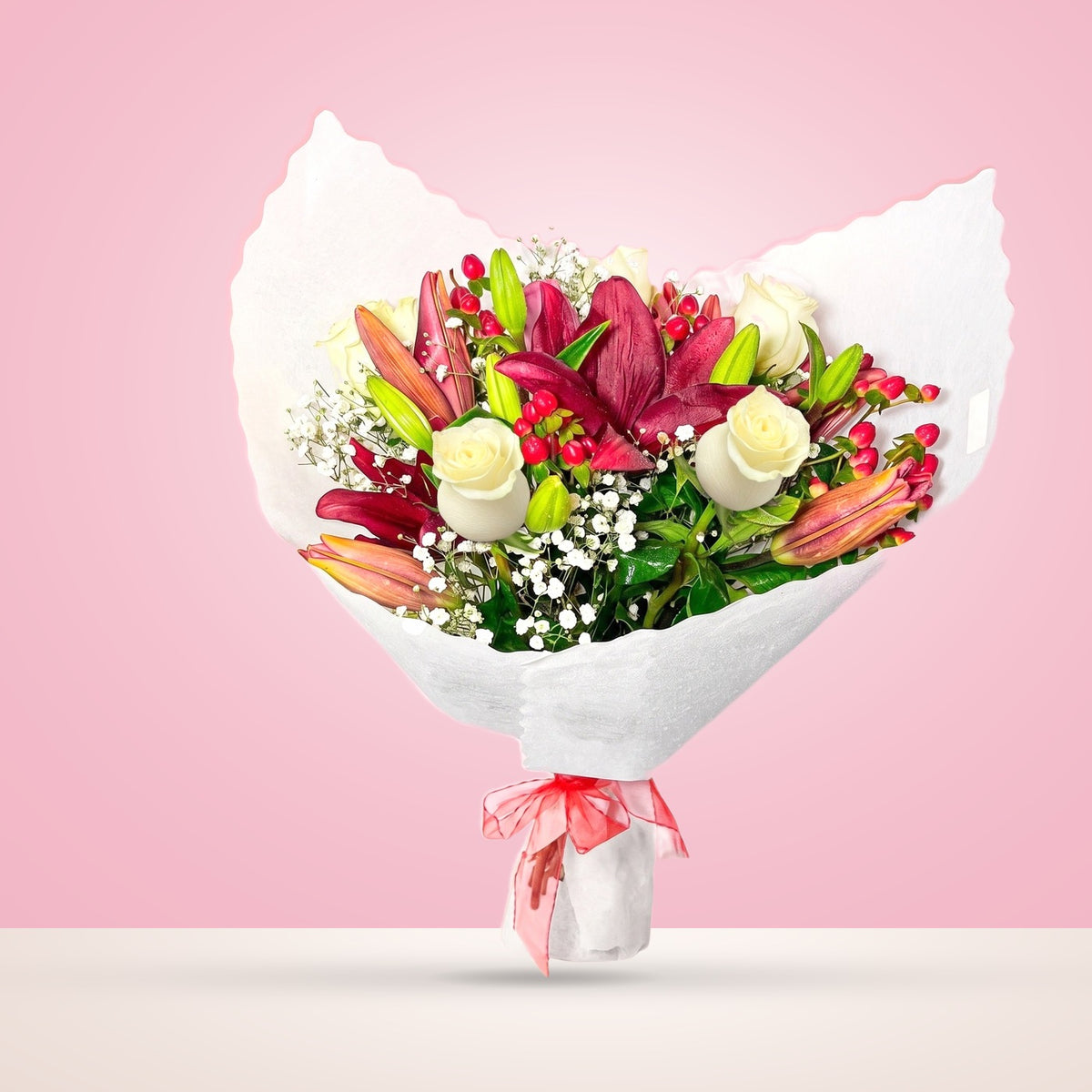 Ramo con 6 rosas blancas y liliums