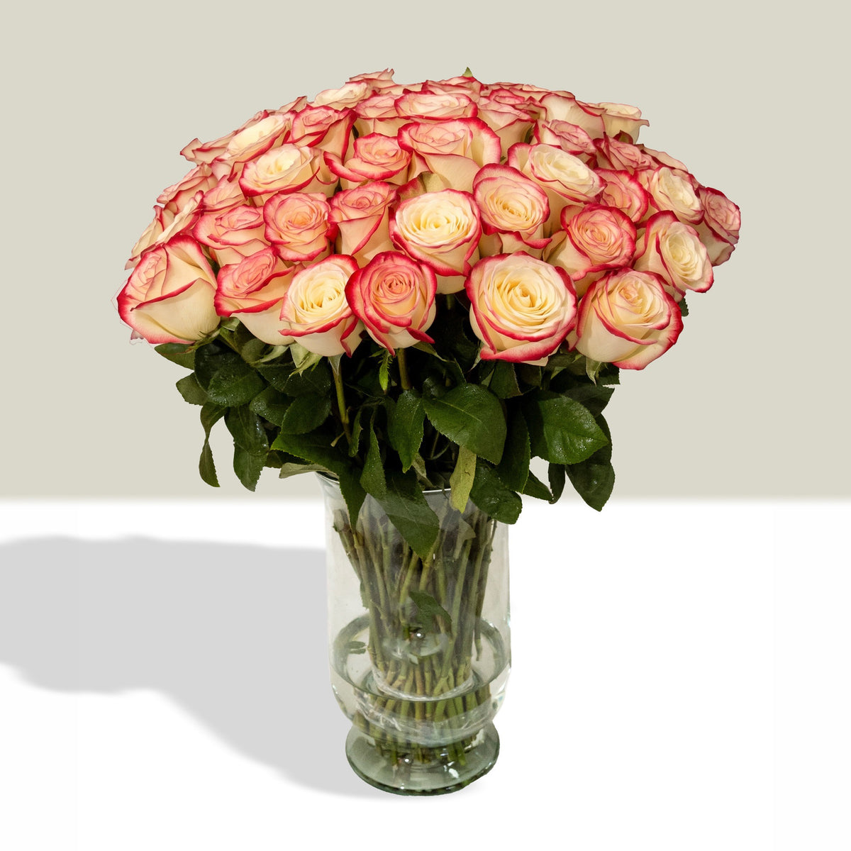 Arreglo con 40 rosas en florero candelabro mediano, rosas blush (crema con borde rojo)