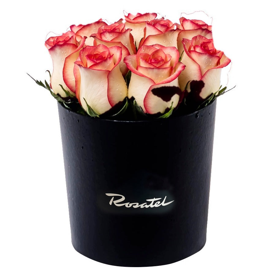 Sombrerera negra mediana con 9 rosas, rosas blush (crema con borde rojo)