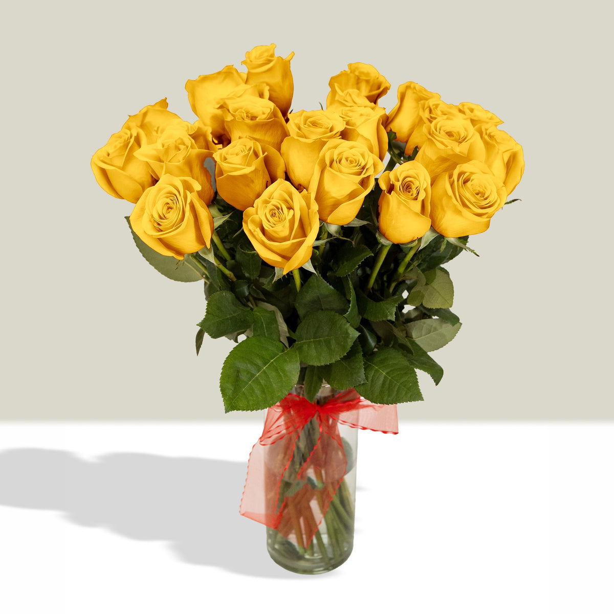 Arreglo con 24 rosas en florero velón con cinta, rosas amarillas