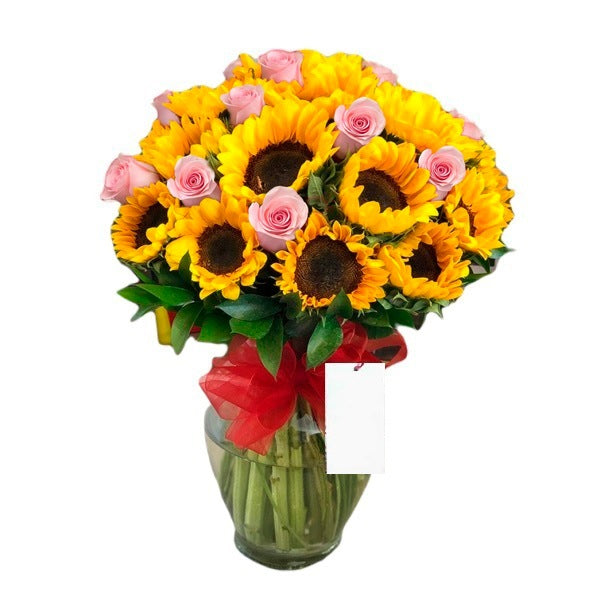 Arreglo con 15 rosas y 15 girasoles en florero samaritano, rosas rosadas