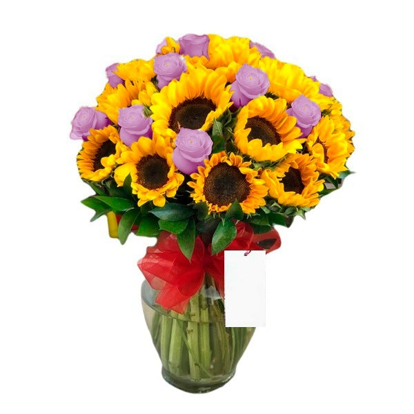 Arreglo con 15 rosas y 15 girasoles en florero samaritano, rosas lila