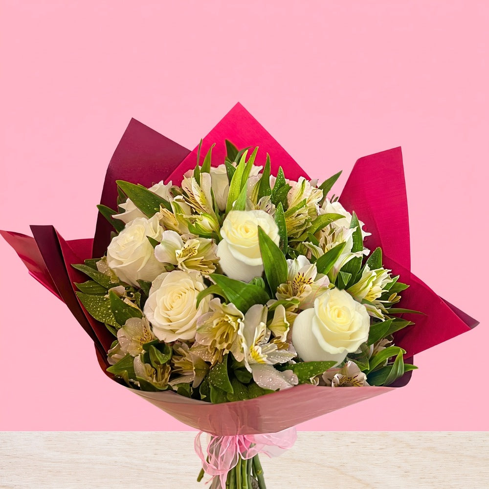 Ramo con 8 rosas y astromelia en papel coreano, rosas blancas