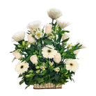 Canasta condolencias con 7 rosas y flores