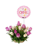 Canasta nacimiento con 24 rosas blancas, lilas y globo