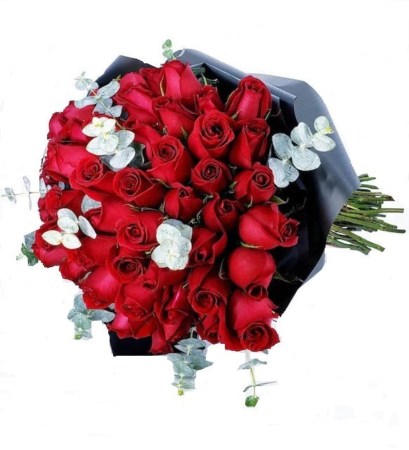 Ramo con 50 rosas y eucaliptus