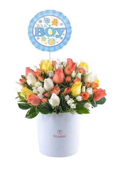 Sombrerera nacimiento con 20 rosas variadas y minirosas