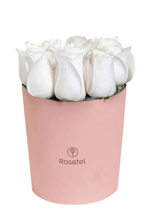 Sombrerera rosada 9 rosas blancas
