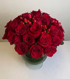Arreglo con 30 rosas e hiperycum en florero copón, rosas rojas