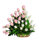Canasta con 17 rosas y 17 tulipanes variados, rosas rosadas