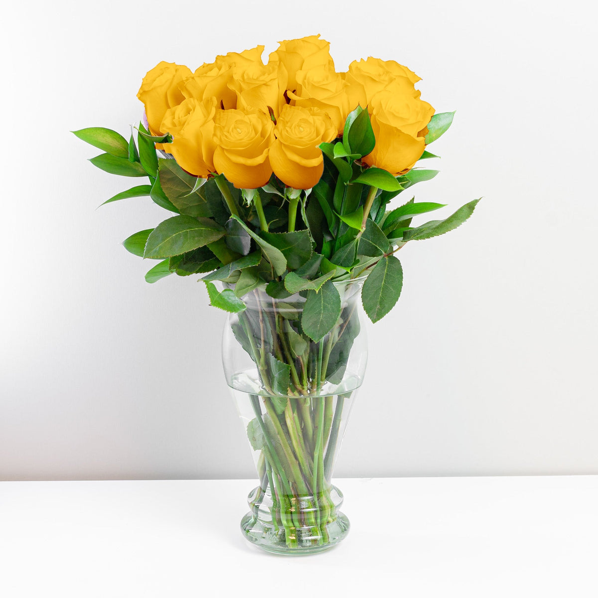 Arreglo con 15 rosas en florero modelo europeo, rosas amarillas
