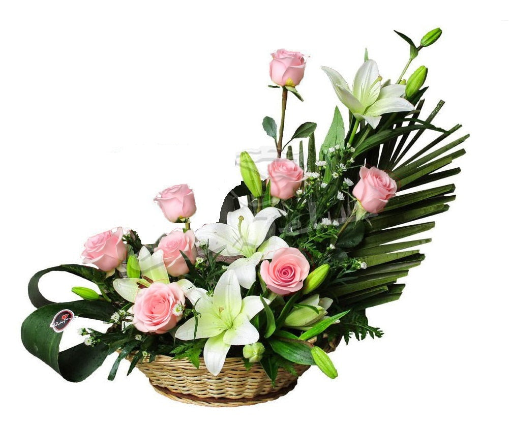 Canasta plato con 8 rosas y liliums, rosas rosadas