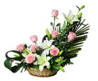 Canasta plato con 8 rosas y liliums, rosas rosadas