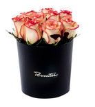 Sombrerera negra mediana con 12 rosas, rosas blush (crema con borde rojo)