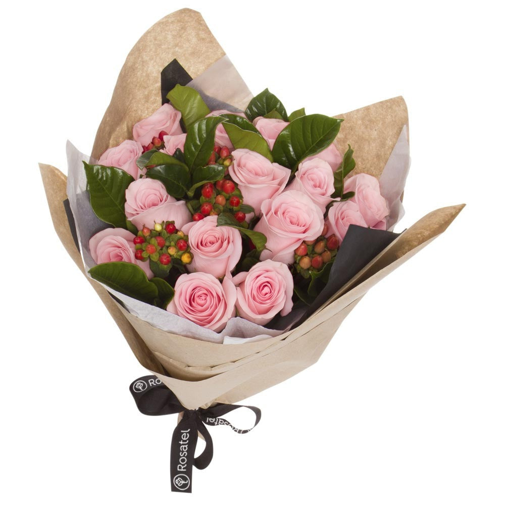 Ramo con 15 rosas e hiperycum, rosas rosadas