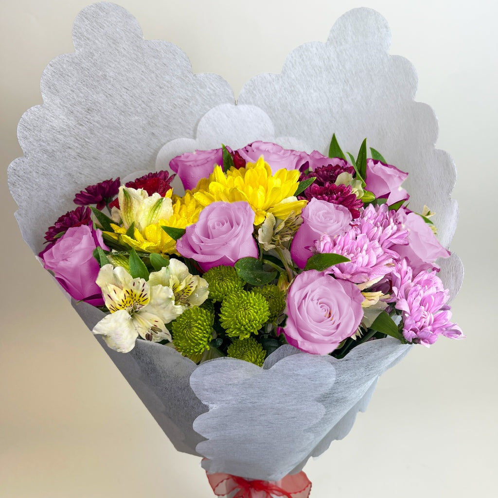 Ramo con 10 rosas y flores variadas, rosas lila