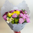 Ramo con 10 rosas y flores variadas, rosas lila