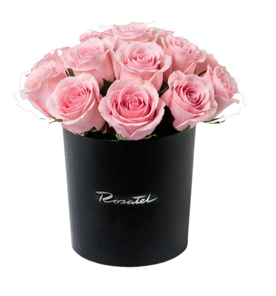 Sombrerera negra mediana con 15 rosas, rosas rosadas