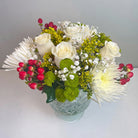 Arreglo con 5 rosas, spider y follaje en florero copón, rosas blancas
