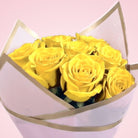 Ramo de rosas amarillas en papel coreano, detalle de las flores
