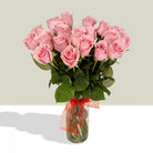 Arreglo con 24 rosas en florero velón con cinta, rosas rosadas